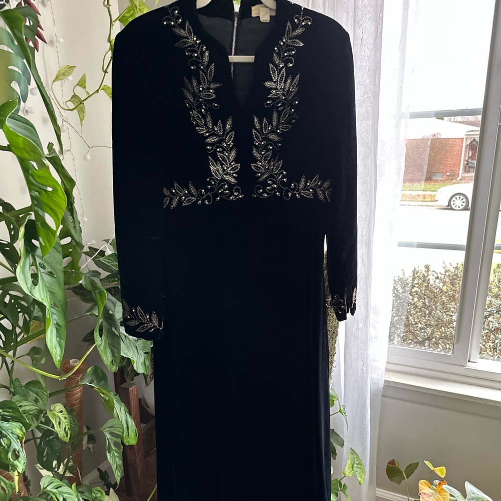 VGT VICTORIA ROYAL Black Velvet Beaded Gown Size 14 British Crown